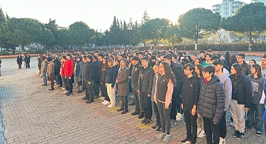 Çanakkale’de Tüm Okullarda Depremde Hayatını Kaybeden Vatandaşlarımız İçin Saygı Duruşunda Bulunuldu