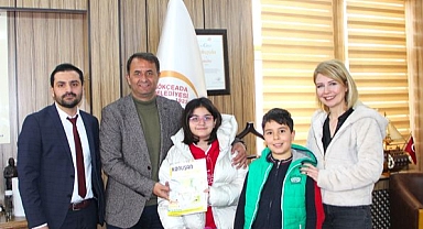 Cumhuriyet İlkokulu Öğrencileri, ''Konuşan Satırlar'' Dergisini Belediye Başkan Vekili Ercan İpek'e Sundu