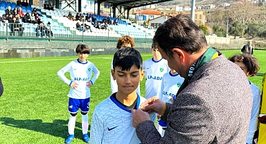 Ercan İpek, U13 Futbol Takımı Oyuncusuna Ödülünü Takdim Etti
