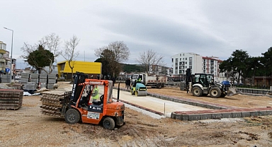 Ezine Belediyesi, Baransel Caddesi'nde Ücretsiz Otopark ve Cep Otoparkı İnşa Çalışmalarını Tamamlıyor