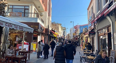 Güneşli hava Çanakkalelileri Çarşı Caddesine taşıdı
