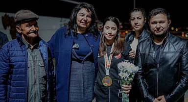 İskenderoğlu, Beyza Akkaya’yı yalnız bırakmadı