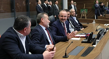 Kahraman'ın elinden düşürmediği çantasında ne var ?