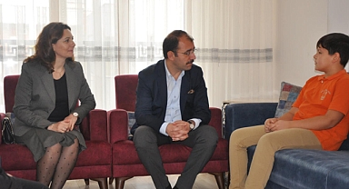 Kaymakam Erdinç Dolu ve Eşi Şenay Yerli Dolu, 'UMAY' Projesi Kapsamında Enes Efe'yi Evinde Ziyaret Ederek Sürpriz Doğum Günü Kutlaması Yaptı