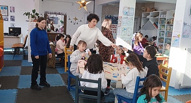 Kepez'de çocuklar kar küresi yaptı