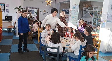 Kepez'de çocuklar kar küresi yaptı