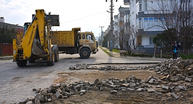 Lâpseki Belediyesi Kökez Mevkii'nde Taş Döşeme ve Yol Onarım Çalışmalarına Başladı