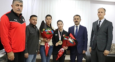 Vali Aktaş, Avrupa Şampiyonu Beyza Akkaya’yı ziyaret etti