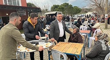 Ayvacık CHP Gençlik Kolları, pilav dağıttı