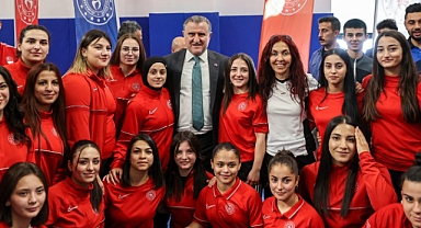 Bak, “Son yıllarda hayata geçirilen uygulamalarla antrenör eğitimi, bilim ve teknolojinin ışığında yapılıyor