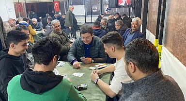 Başkan adayı Erkek, gençlerle kahvede oyun oynadı