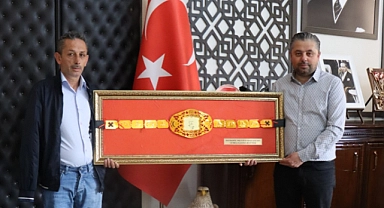 Başkan Mert Uygun, Bayramiç güreş ağasına altın kemer takdim etti
