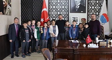 Başkan Mert Uygun, cumhuriyet ortaokulu satranç takımlarının başarısını kutladı