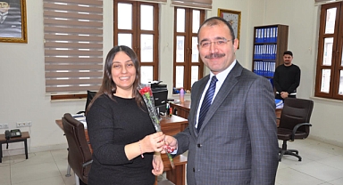 Biga Kaymakamı Erdinç Dolu, Hükümet Konağındaki kadın personellerin 8 Mart Dünya Kadınlar Gününü kutladı