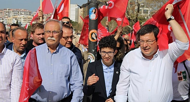 Çanakkale'de seçim heyecanı: Muharrem Erkek ‘in seçim yürüyüşüne yoğun katılım ve esnafa desteği