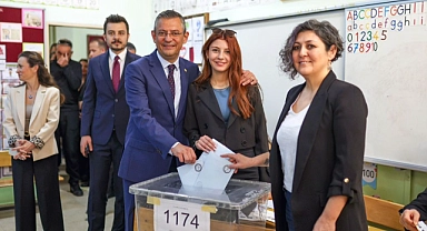 CHP Lideri Özel, ailesi ile birlikte oyunu kullandı