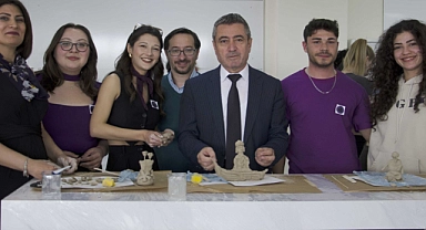 ÇOMÜ öğrencileri, mor güne özel farkındalık etkinliği gerçekleştirdi
