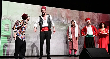 Güray Yüksel, hemşerileriyle birlikte tiyatro izledi