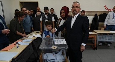 İçişleri Bakan Yardımcısı Bülent Turan, ailesiyle oy kullandı