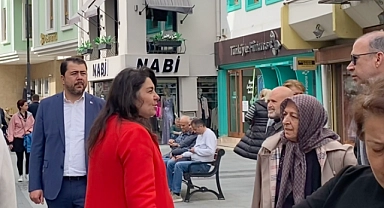 İskenderoğlu Çarşı Caddesi'nde vatandaşlarla sohbet etti