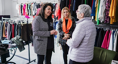 Jülide İskenderoğlu, esnafı ziyaret ediyor