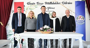 Lâpseki Belediye Başkanı Eyüp Yılmaz, Belediye personeli çiftin nikahını kıydı