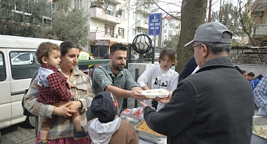 Muhtar adayından pilav dağıtımı