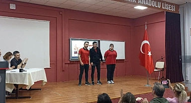 Öğrenciler İstiklâl Marşı'nı okuyarak anma haftasını kutladılar