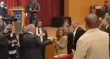 Ülgür Gökhan ve eşi Hale hanım alkışlarla karşılandı