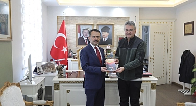 Vali Aktaş'a 'Kazdağları' Kitabı Hediye Edildi