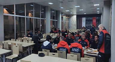 Vali Aktaş, iftarı AFAD arama kurtarma ekipleriyle yaptı