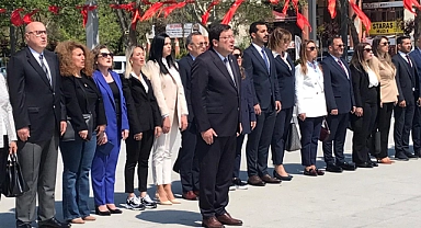 Başkan Erkek, çelenk sunma törenini gerçekleştirdi