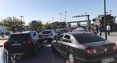 Bayram trafiği Çanakkale'de yoğunlaştı: Köprü tercih edilmedi, feribot iskelesi kalabalıklaştı