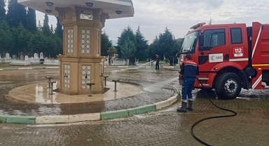 Biga Belediyesi, Ramazan Bayramı öncesi mezarlık temizliği ve düzenlemesi için çalışıyor