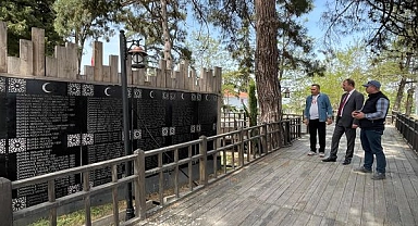 Biga Kaymakamı Erdinç Dolu, İlçe Şehitliği'nde incelemelerde bulundu
