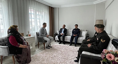 Biga Kaymakamı Erdinç Dolu, yaralı Üsteğmen Emre Uysal'ı ziyaret etti