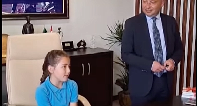 Bozcaada Belediye Başkanı Yahya Göztepe, çocukların isteklerini dinledi