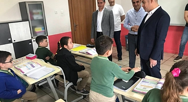 Çan Kaymakamı ve Milli Eğitim Müdürü, ilkokullarda kitap dağıtımı yaptı