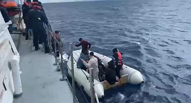 Çanakkale açıklarında 12 düzensiz göçmen ve 4 çocuk kurtarıldı