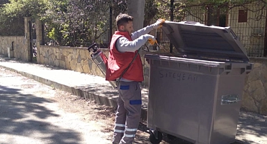 Çanakkale Belediyesi, karasinek ve sivrisineklerle mücadelede aralıksız çalışıyor