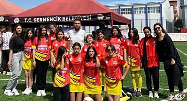Ezine Gazi Ortaokulu Kız Ragbi Takımı'ndan başarı