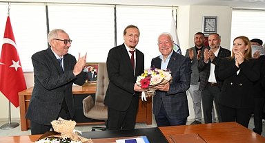 Lapseki Belediye Başkanı Atilla Öztürk mazbatasını aldı