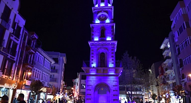 Tarihi Saat Kulesi ve Truva Atı mor ışıklarla aydınlatıldı