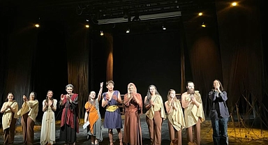 ‘’Antigone’’ prömiyerini yaptı