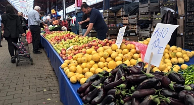 Cuma Pazarı, yaz sebzeleri ve meyveleriyle renklendi