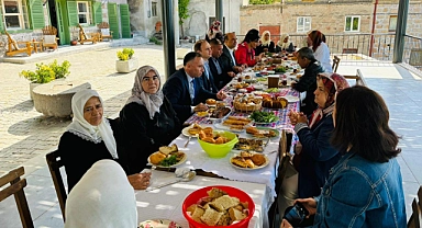 Kaymakam Sak, Kayalar Köyü kahvaltısında