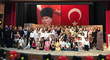 Murat Köse İlkokulu öğrencilerinden güldüren çocuklar tiyatro gösterisi