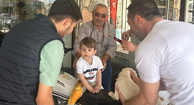Ömer Mahir'in saç kesimi için tüm aile seferber oldu