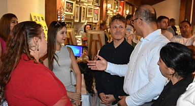 Bekir Abacı ve Eşi, Sosyal Yardımlaşma ve Dayanışma Vakfı'nın yıl sonu sergisine katıldı