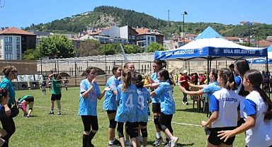 Biga'da minikler voleybol sahalarında buluştu